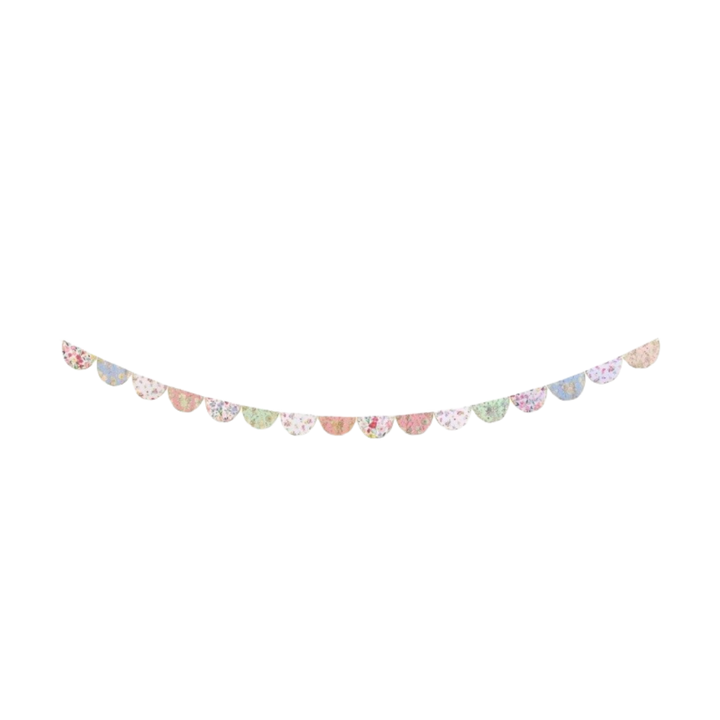 English Garden Scallop Garland Decoration