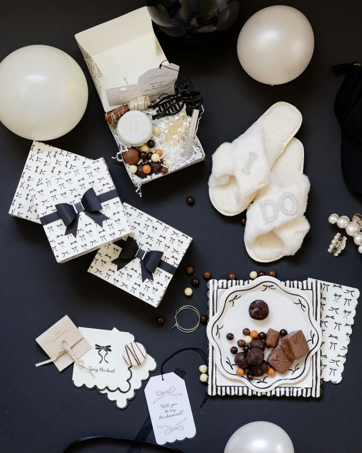 Black Bow Patterns Scalloped Guest Napkin
