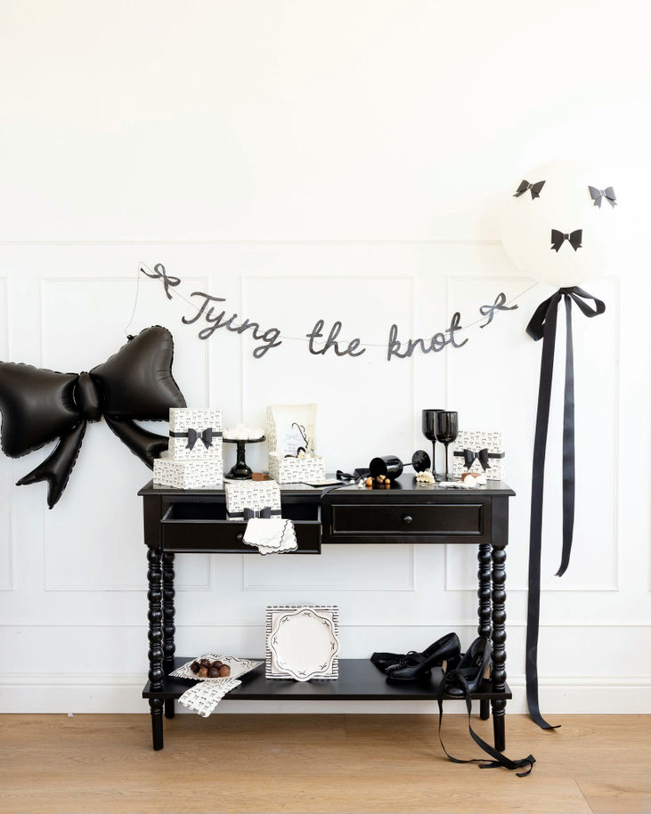 Black & White Bow Scalloped Dinner Plates